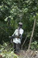 LES ENFANTS SOLDATS DU LRA, LE MOUVEMENT REBELLE ET CRUEL DE JOSEPH KONY EN OUGANDA, DANS LEUR CAMPEMENT A LA FRONTIERE SOUDANO CONGOLAISE
