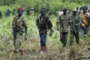 LES ENFANTS SOLDATS DU LRA, LE MOUVEMENT REBELLE ET CRUEL DE JOSEPH KONY EN OUGANDA, DANS LEUR CAMPEMENT A LA FRONTIERE SOUDANO CONGOLAISE