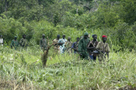 LES ENFANTS SOLDATS DU LRA, LE MOUVEMENT REBELLE ET CRUEL DE JOSEPH KONY EN OUGANDA, DANS LEUR CAMPEMENT A LA FRONTIERE SOUDANO CONGOLAISE