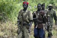 LES ENFANTS SOLDATS DU LRA, LE MOUVEMENT REBELLE ET CRUEL DE JOSEPH KONY EN OUGANDA, DANS LEUR CAMPEMENT A LA FRONTIERE SOUDANO CONGOLAISE