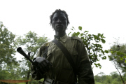 LES ENFANTS SOLDATS DU LRA, LE MOUVEMENT REBELLE ET CRUEL DE JOSEPH KONY EN OUGANDA, DANS LEUR CAMPEMENT A LA FRONTIERE SOUDANO CONGOLAISE