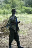 LES ENFANTS SOLDATS DU LRA, LE MOUVEMENT REBELLE ET CRUEL DE JOSEPH KONY EN OUGANDA, DANS LEUR CAMPEMENT A LA FRONTIERE SOUDANO CONGOLAISE