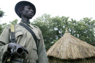 LES ENFANTS SOLDATS DU LRA, LE MOUVEMENT REBELLE ET CRUEL DE JOSEPH KONY EN OUGANDA, DANS LEUR CAMPEMENT A LA FRONTIERE SOUDANO CONGOLAISE