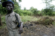 LES ENFANTS SOLDATS DU LRA, LE MOUVEMENT REBELLE ET CRUEL DE JOSEPH KONY EN OUGANDA, DANS LEUR CAMPEMENT A LA FRONTIERE SOUDANO CONGOLAISE