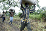 LES ENFANTS SOLDATS DU LRA, LE MOUVEMENT REBELLE ET CRUEL DE JOSEPH KONY EN OUGANDA, DANS LEUR CAMPEMENT A LA FRONTIERE SOUDANO CONGOLAISE