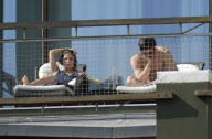 Chris Hemsworth und Ehefrau Elsa Pataky lesen Drehbücher auf ihrem Balkon in Barcelona
