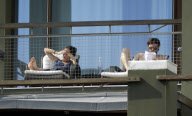 Chris Hemsworth und Ehefrau Elsa Pataky lesen Drehbücher auf ihrem Balkon in Barcelona