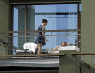 Chris Hemsworth und Ehefrau Elsa Pataky lesen Drehbücher auf ihrem Balkon in Barcelona