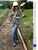 JERRY HALL HELPING VOLUNTEERS AT THE THAMES LANDSCAPE STRATEGY LOTTERY FUNDED PROJECT 'LONDON'S ARCADIA', LONDON, BRITAIN - 16 MAY 2005