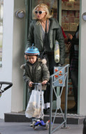 Scharf: Kingston Rossdale mit einem Hai-Fahhradhelm unterwegs in London