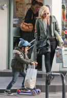 Scharf: Kingston Rossdale mit einem Hai-Fahhradhelm unterwegs in London