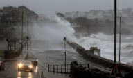 Wellen peitschen über die Ufermauer an der Meadfoot Sea Front in Torquay