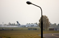 Notlandung einer Boeing 767 der polnischen Fluggesellschaft LOT auf dem Warschauer Flughafen Okecie 