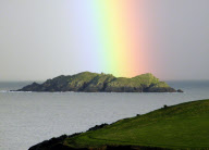 Looking for a Rainbow: Ein Regenbogen wächst aus einer Insel in der Bucht von Trevorne