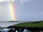Looking for a Rainbow: Ein Regenbogen wächst aus einer Insel in der Bucht von Trevorne