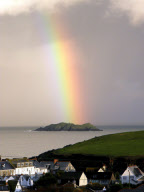 Looking for a Rainbow: Ein Regenbogen wächst aus einer Insel in der Bucht von Trevorne