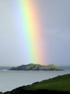 Looking for a Rainbow: Ein Regenbogen wächst aus einer Insel in der Bucht von Trevorne