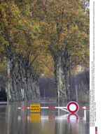 SOUTHERN FRANCE: Major flooding causes the death of a homeless person in Herault. 2011-11-06