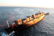 Bergungsarbeiten am Containerfrachter Rena auf dem Astrolabe-Riff vor Tauranga