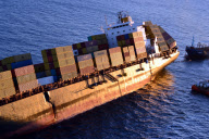 Bergungsarbeiten am Containerfrachter Rena auf dem Astrolabe-Riff vor Tauranga
