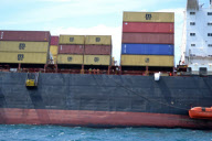 Bergungsarbeiten am Containerfrachter Rena auf dem Astrolabe-Riff vor Tauranga