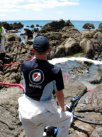 Nach der Havarie der Rena: Helfer säubern den ölverschmutzten Strand von Tauranga
