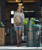 Isabel Lucas Shops At Gelsons