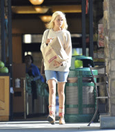 Isabel Lucas Shops At Gelsons