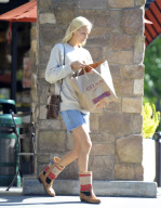 Isabel Lucas Shops At Gelsons