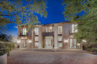 A look inside Lisa VanderpumpÕs home.