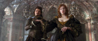 La actriz Milla Jovovich, Orlando Bloom y compañeros de reparto en fotogramas de la película "Los tres mosqueteros".