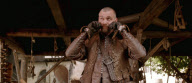 La actriz Milla Jovovich, Orlando Bloom y compañeros de reparto en fotogramas de la película "Los tres mosqueteros".