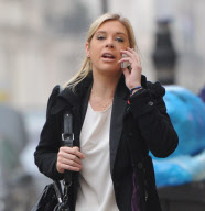 Exkl: Chelsy Davy telefonierend in London unterwegs