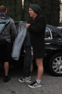 Mickey Rourke steht in Unterhose vor einem Wagen in Beverly Hills