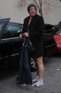 Mickey Rourke steht in Unterhose vor einem Wagen in Beverly Hills