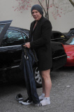 Mickey Rourke steht in Unterhose vor einem Wagen in Beverly Hills