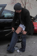 Mickey Rourke steht in Unterhose vor einem Wagen in Beverly Hills