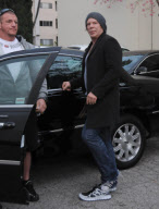 Mickey Rourke steht in Unterhose vor einem Wagen in Beverly Hills