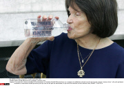 PARIS: Danielle Mitterrnd lance campagne "porteurs d'eau"