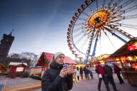 Freue Dich...: Der Weihnachtsmarkt vor dem Roten Rathaus in Berlin