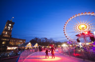 Freue Dich...: Der Weihnachtsmarkt vor dem Roten Rathaus in Berlin