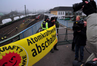 Castor-Transport 2011: Der Transportzug erreicht Deutschland