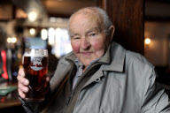 Dave Root trinkt sein Bier nur im Royal Oak Pub von Halstead