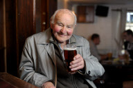Dave Root trinkt sein Bier nur im Royal Oak Pub von Halstead