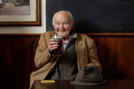 Dave Root trinkt sein Bier nur im Royal Oak Pub von Halstead