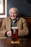 Dave Root trinkt sein Bier nur im Royal Oak Pub von Halstead