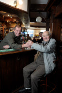 Dave Root trinkt sein Bier nur im Royal Oak Pub von Halstead