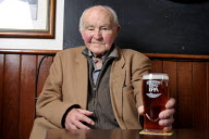 Dave Root trinkt sein Bier nur im Royal Oak Pub von Halstead
