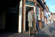 Dave Root trinkt sein Bier nur im Royal Oak Pub von Halstead