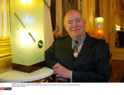 Paris : Francois Lesage recoit les insignes de commandeur de l'ordre des Art